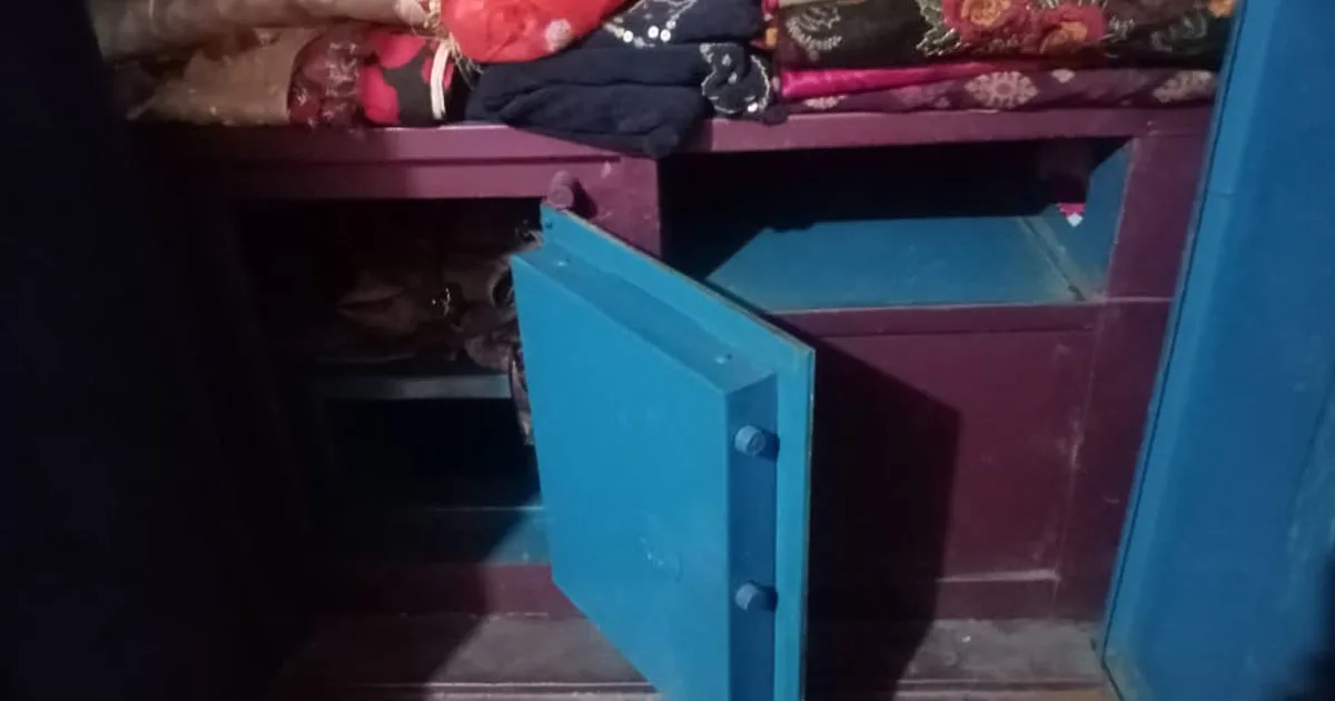 বোয়ালখালীতে দরজা ভেঙে নগদ টাকা ও স্বর্ণালংকার চুরি
