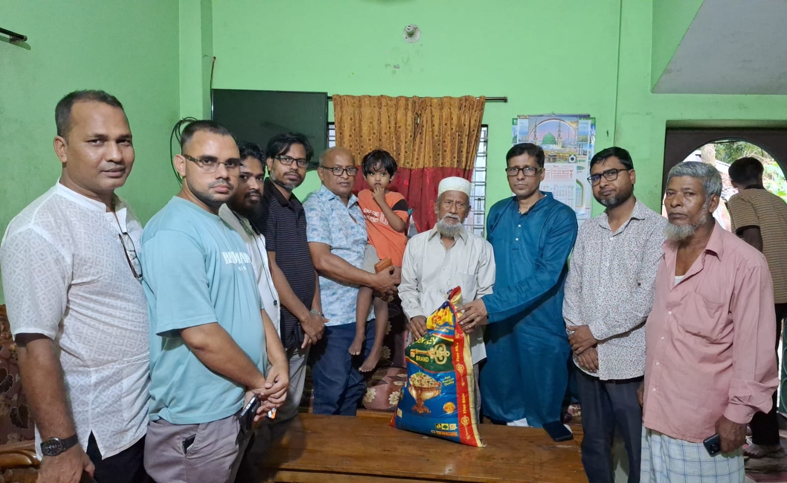 বোয়ালখালীতে লবন ফ্যাক্টরীতে বিস্ফোরণে নিহত দিদারের পরিবারে সমবেদনা জানাতে প্রেস ক্লাব নেতৃবৃন্দ