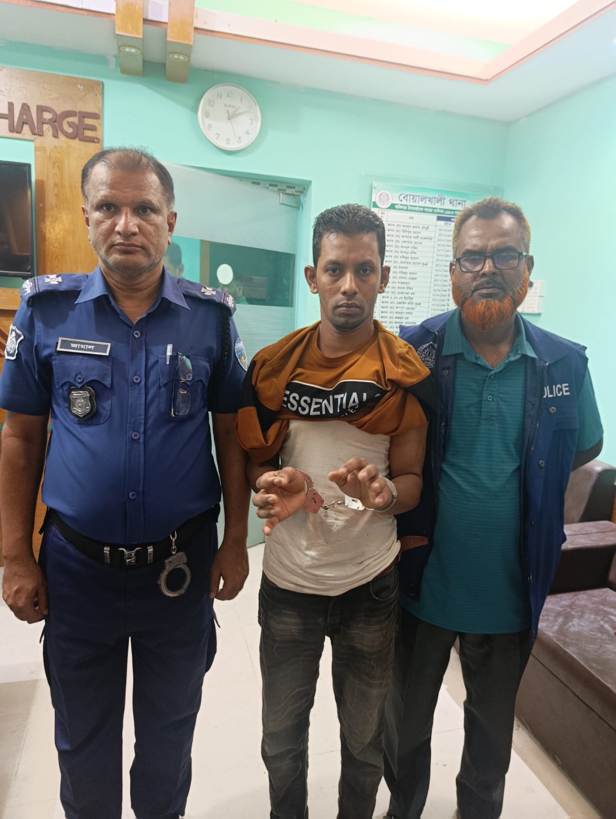 বোয়ালখালীতে পুলিশকে কামড় দিয়ে হাতকড়া পরা অবস্থায় পালানোর চেষ্টা, ফের গ্রেপ্তার