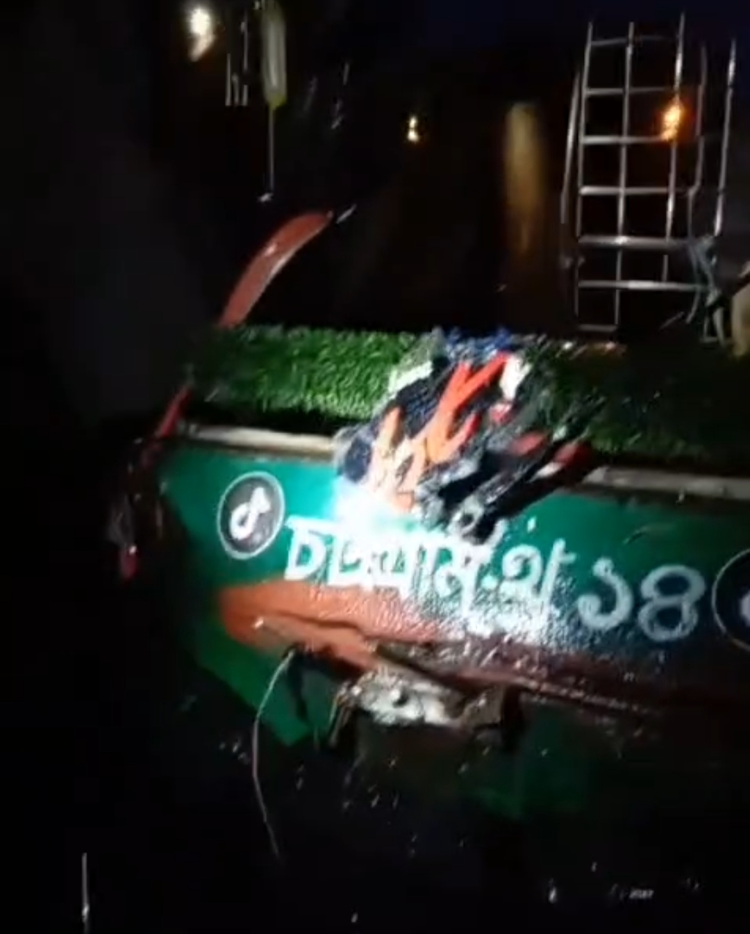 বোয়ালখালীতে দাঁড়িয়ে থাকা ট্রাকে সিএনজির ধাক্কা, নারীসহ আহত ৫
