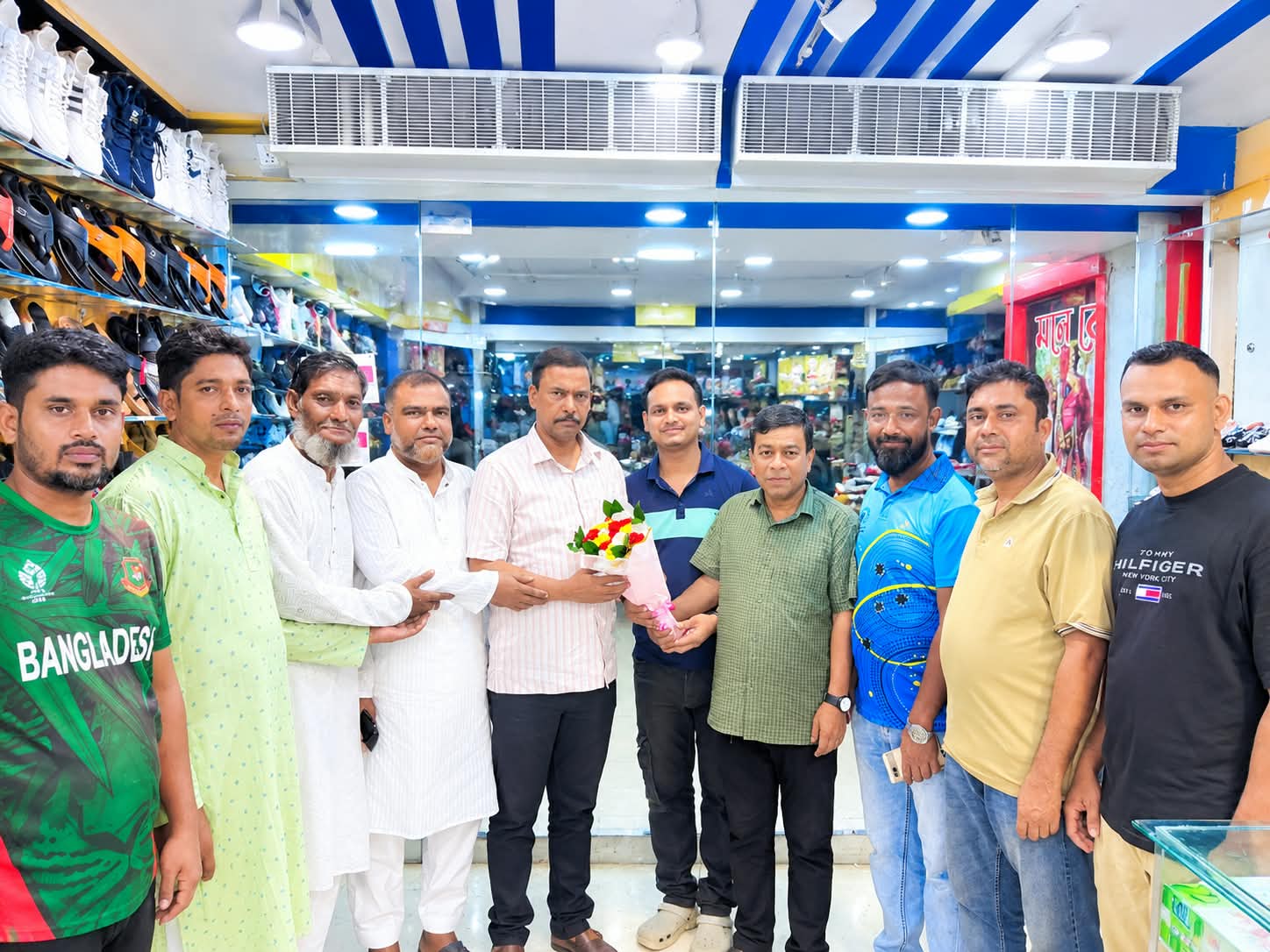 বোয়ালখালীতে বিদ্যালয় পরিচালনা কমিটির সভাপতি নির্বাচিত হওয়ায় ফুলেল শুভেচ্ছা ও মিষ্টিমুখ