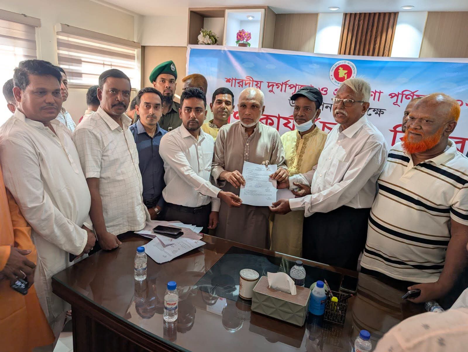 বোয়ালখালীতে ১৮৫টি পূজামণ্ডপে ১১১ মেট্রিক টন জি.আর. চাল বিতরণ