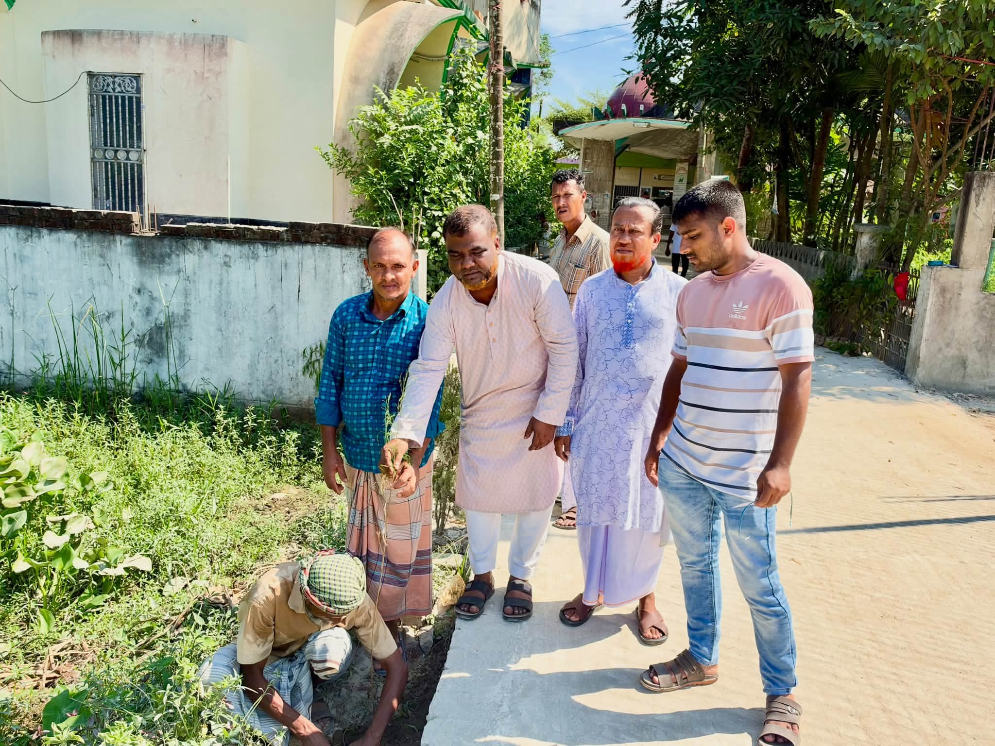 বোয়ালখালীতে ৬ হাজার ৫০০ গাছ রোপণ কর্মসূচির মীরপাড়া এলাকায় উদ্বোধন করলেন হাজি আবু আকতার