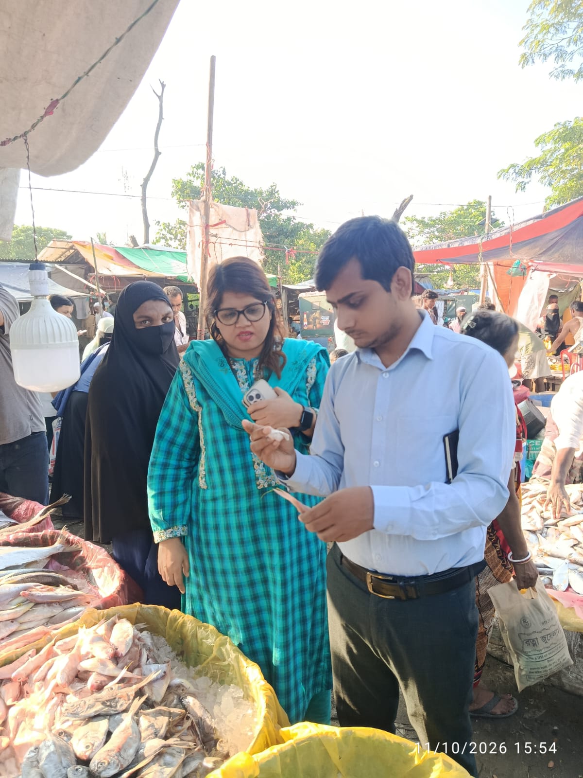 বোয়ালখালীতে জেলি প্রয়োগকৃত ৮ কেজি চিংড়ি জব্দ, বিক্রেতাকে জরিমানা
